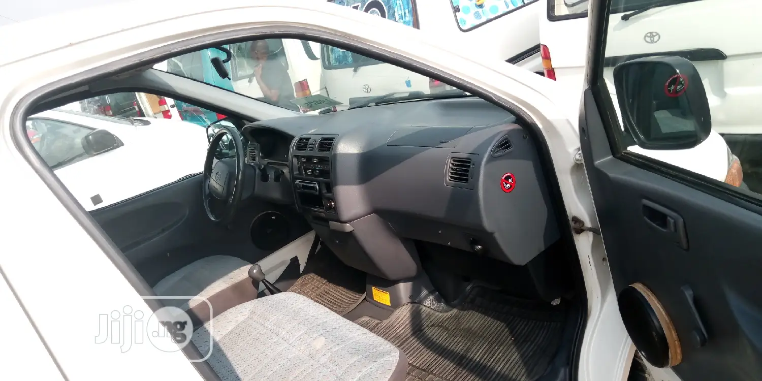 Toyota HiAce 2002 White
