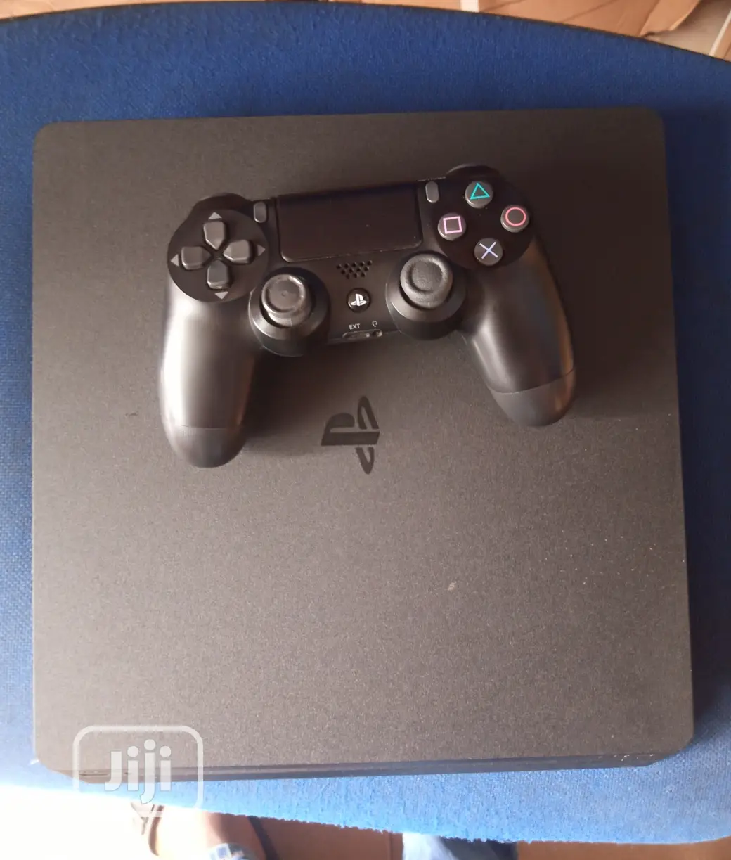 Ps4 Game Console With 8 Games and Extra Pad