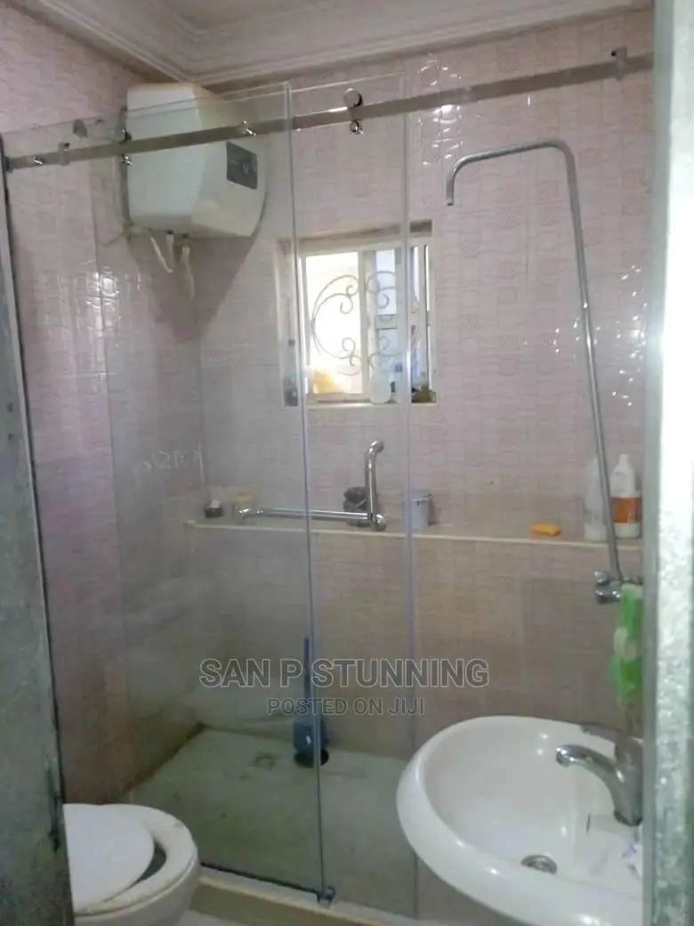 Shower Cubicle With Foreign Roller
