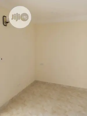 Mini Flat in Chevron for rent