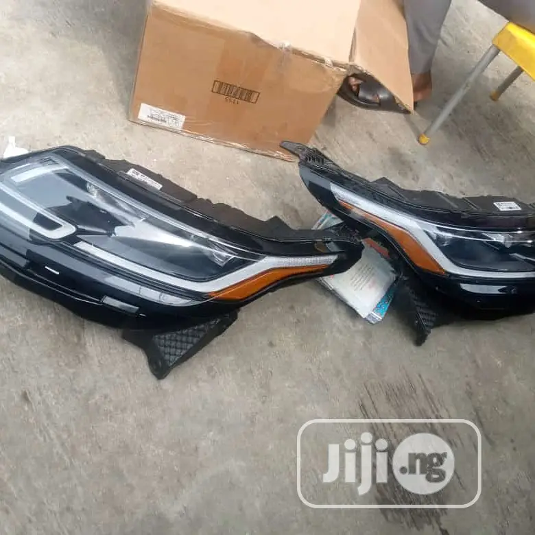 Headlamp Range Rover Velar