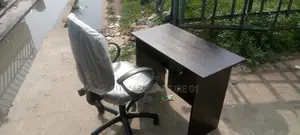 Table + Swivel Armrest Chair