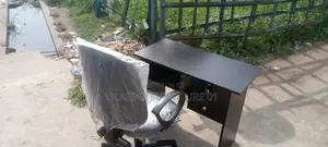 Table + Swivel Armrest Chair