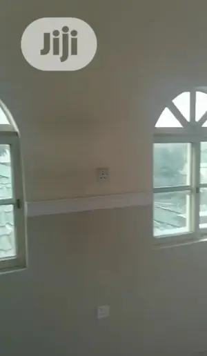 3bdrm Block of Flats in Happyland Estate for rent
