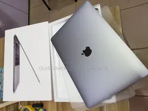Laptop Apple MacBook Pro 2020 8GB Intel Core I5 SSHD (Hybrid) 256GB