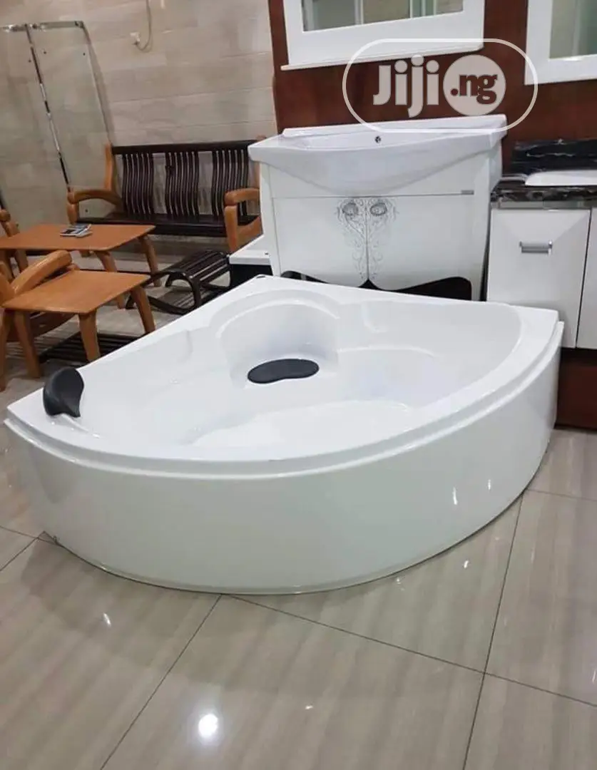 Executive Corner Bath Tub.