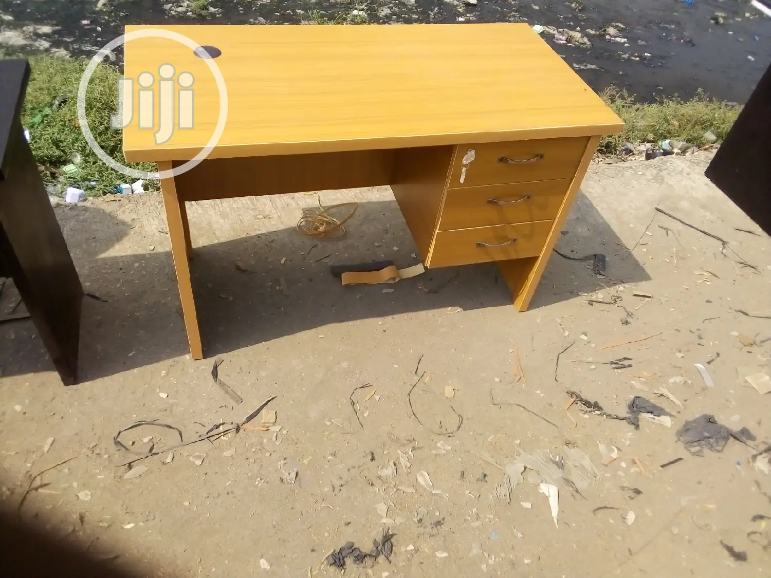4feet Office Table