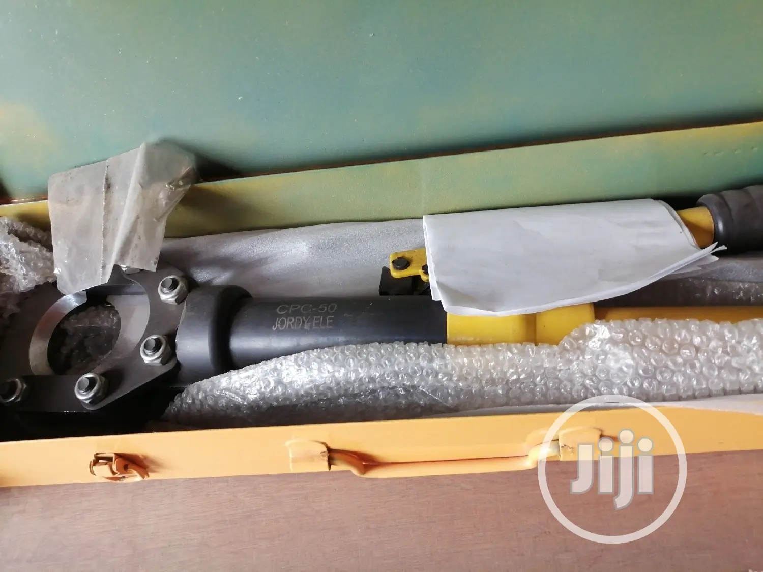 Hydraulic Armored Cable Cutter.