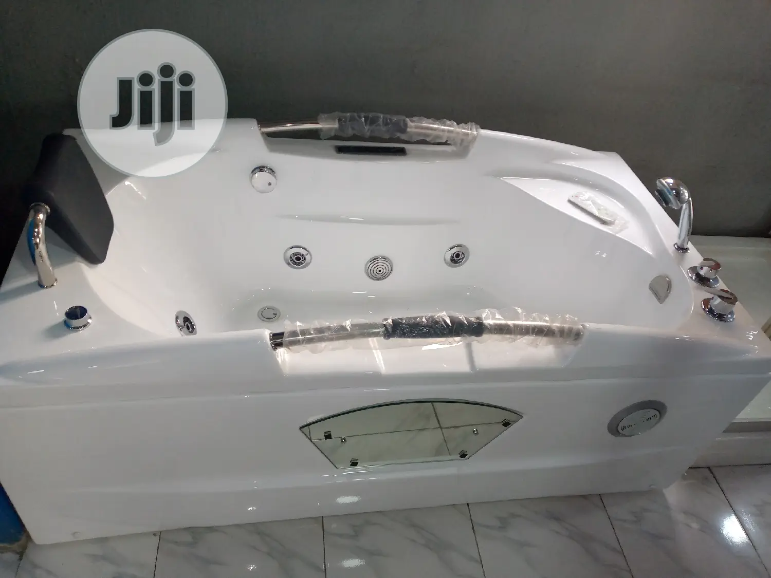 Single Jacuzzi