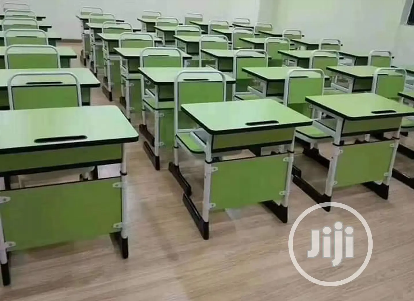 Highet Quality Modern Classroom Chairs/Desks