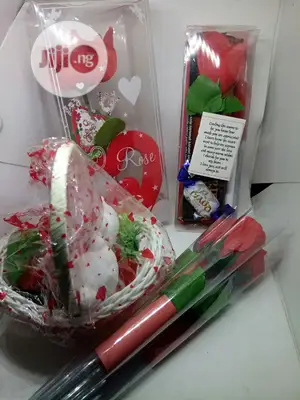 Lovers Package 05 (Rose Flower, Little Basket, Snack, Bag)