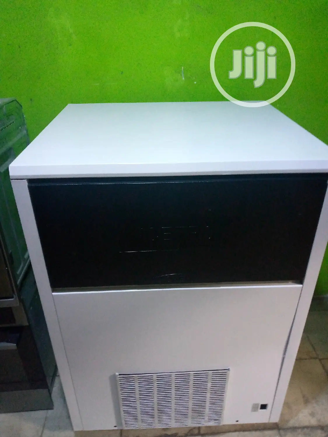 Ice Cube Machine 60 Cubes