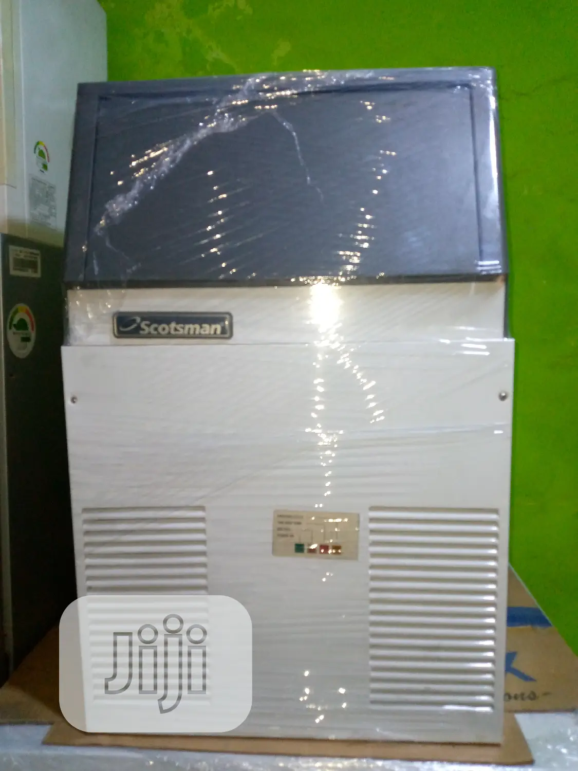 Ice Cube Machine 18 Cubes