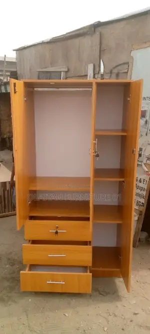 3 Door Bedroom Waldrobe (3fit/6fit)