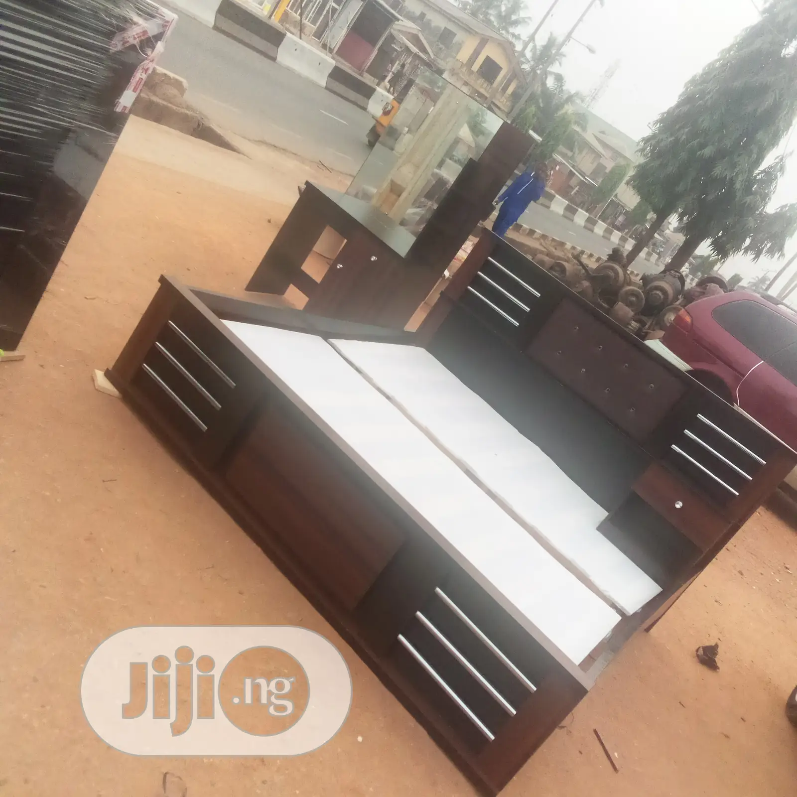 6 X 6 Executive Bed Frame With Dresssing Mirror