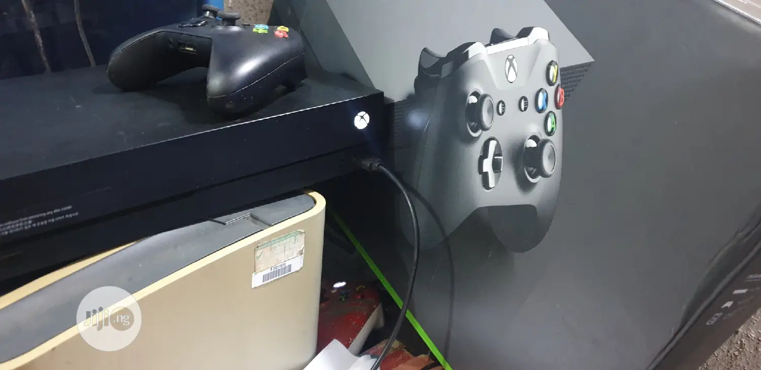 Microsoft Xbox One X 1tb + 6 Games