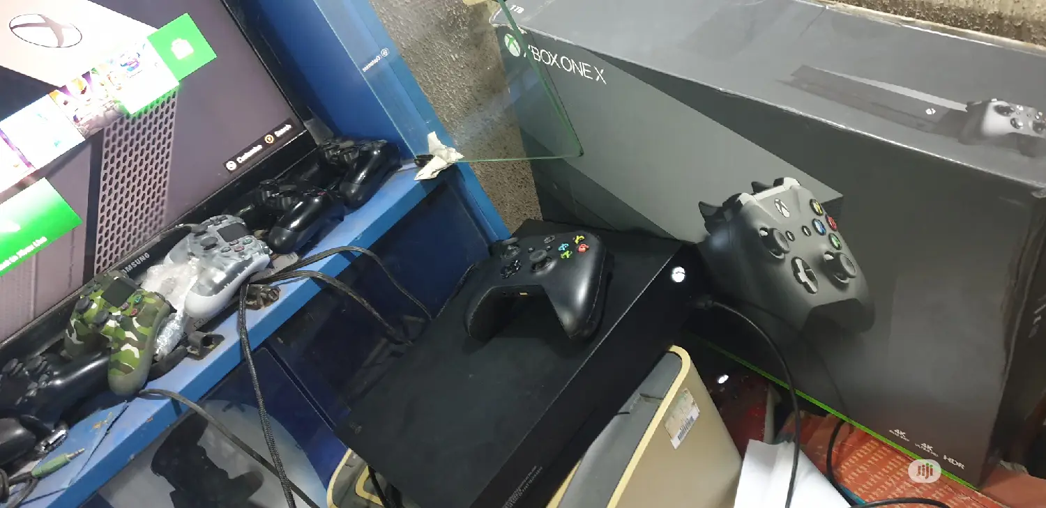 Microsoft Xbox One X 1tb + 6 Games