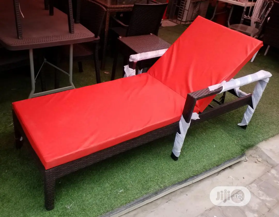 Swimming Pool Side Bed With Glass Top Side Stool