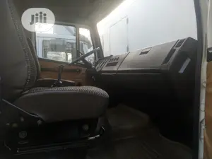 Mercedes Benz 2002 White