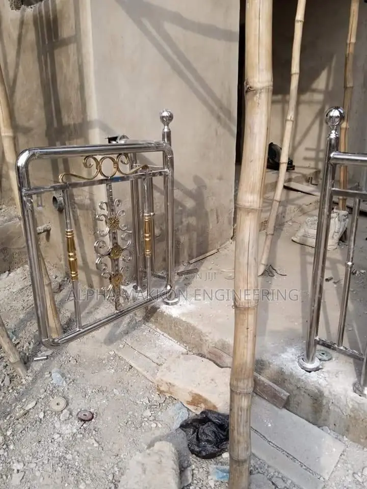 Stainless Handrails Combine With Golden Combi