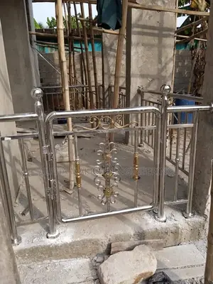 Stainless Handrails Combine With Golden Combi
