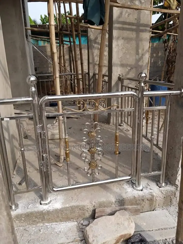 Stainless Handrails Combine With Golden Combi