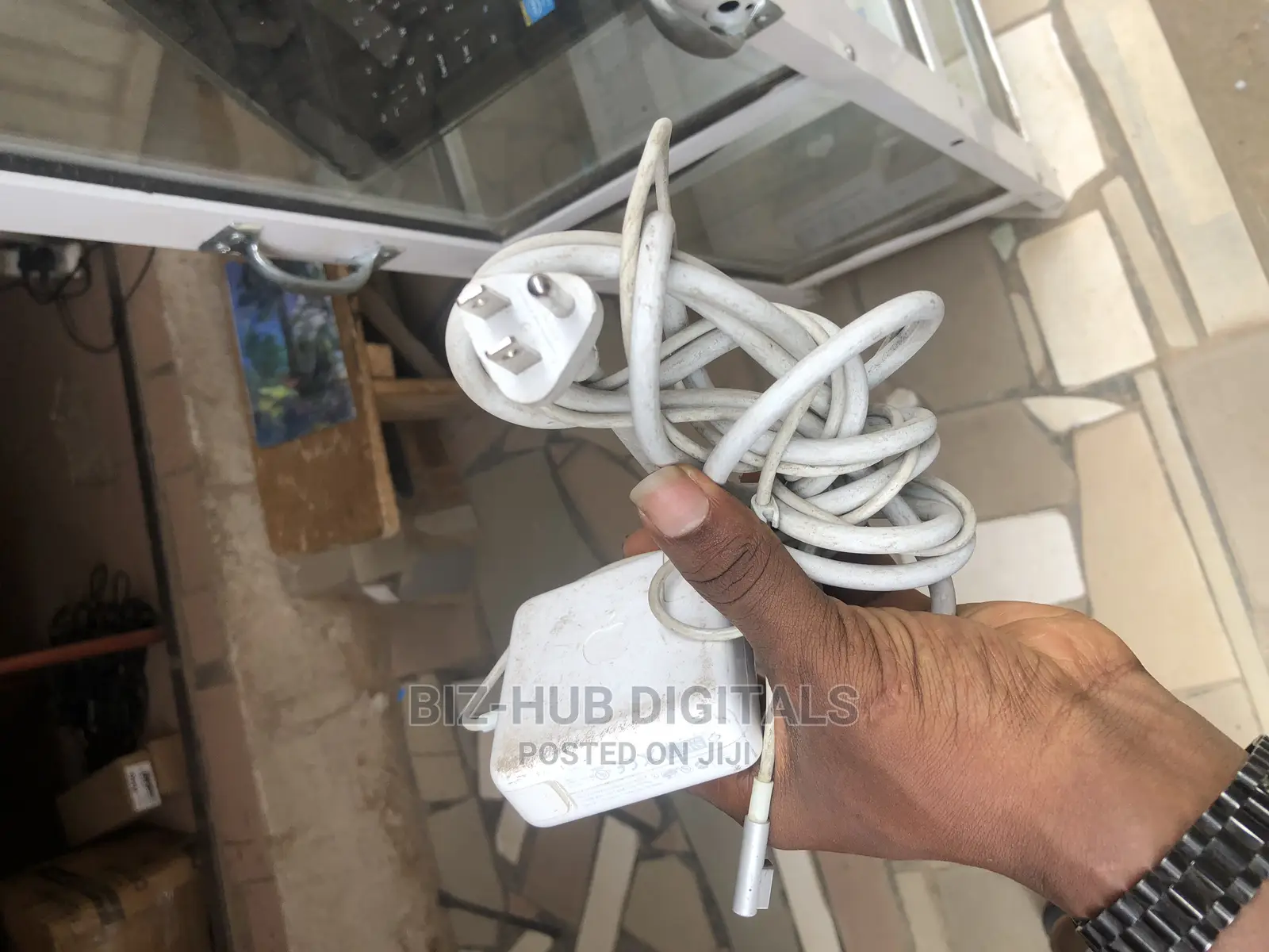 Macbook Charger Available in Abundant
