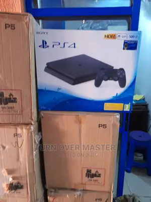 PLAYSTATION 4 Slim Console
