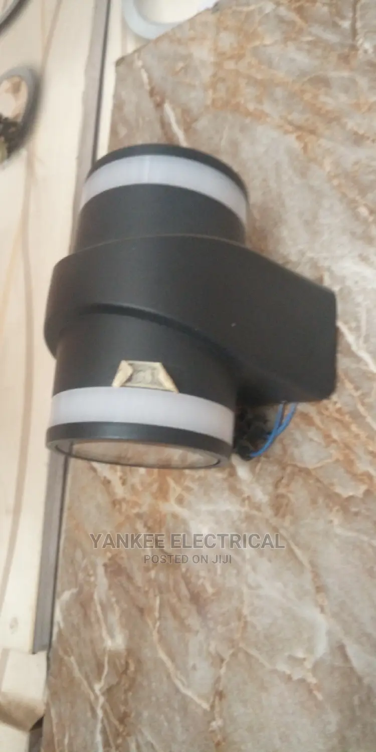 Quality LED Waterproof Up and Down Light for Indoor Outdoor