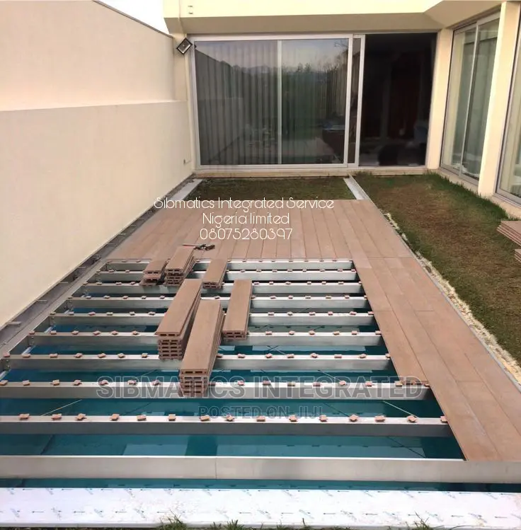 Automatic Swimming Pools Cover.