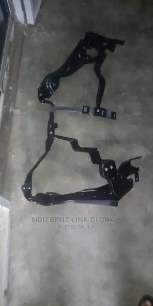 Mercedes Benz C/300 Headlight Sitting,