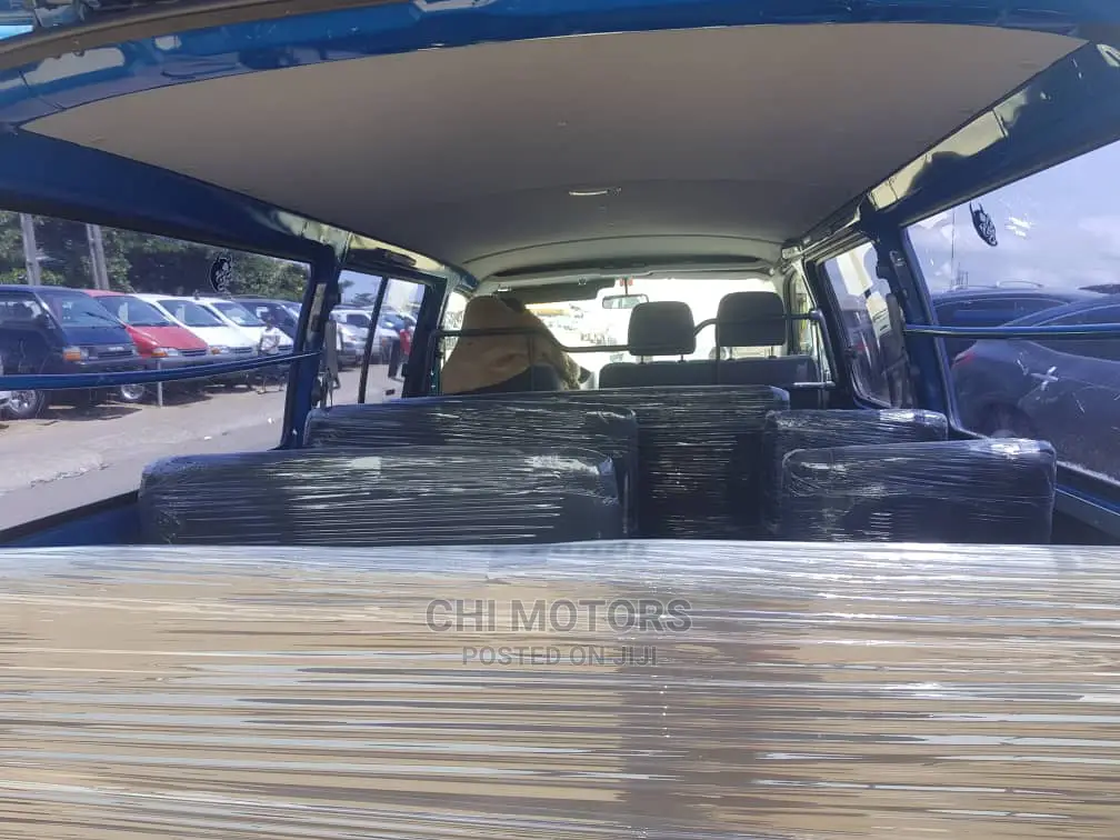 Toyota HiAce 2002 Blue