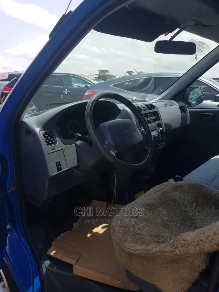 Toyota HiAce 2002 Blue