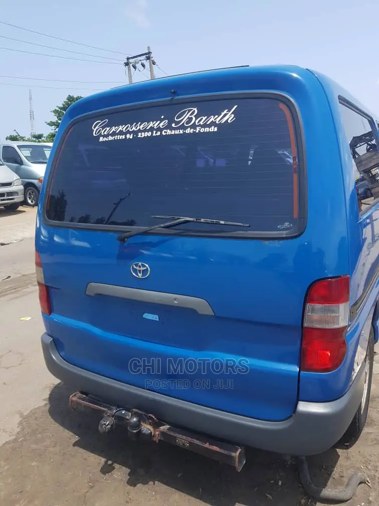 Toyota HiAce 2002 Blue