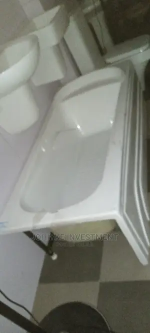 Sketing White Bathtub