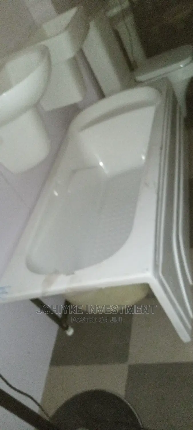 Sketing White Bathtub