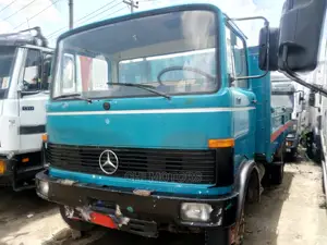 813 Mercdes Truck Pickup