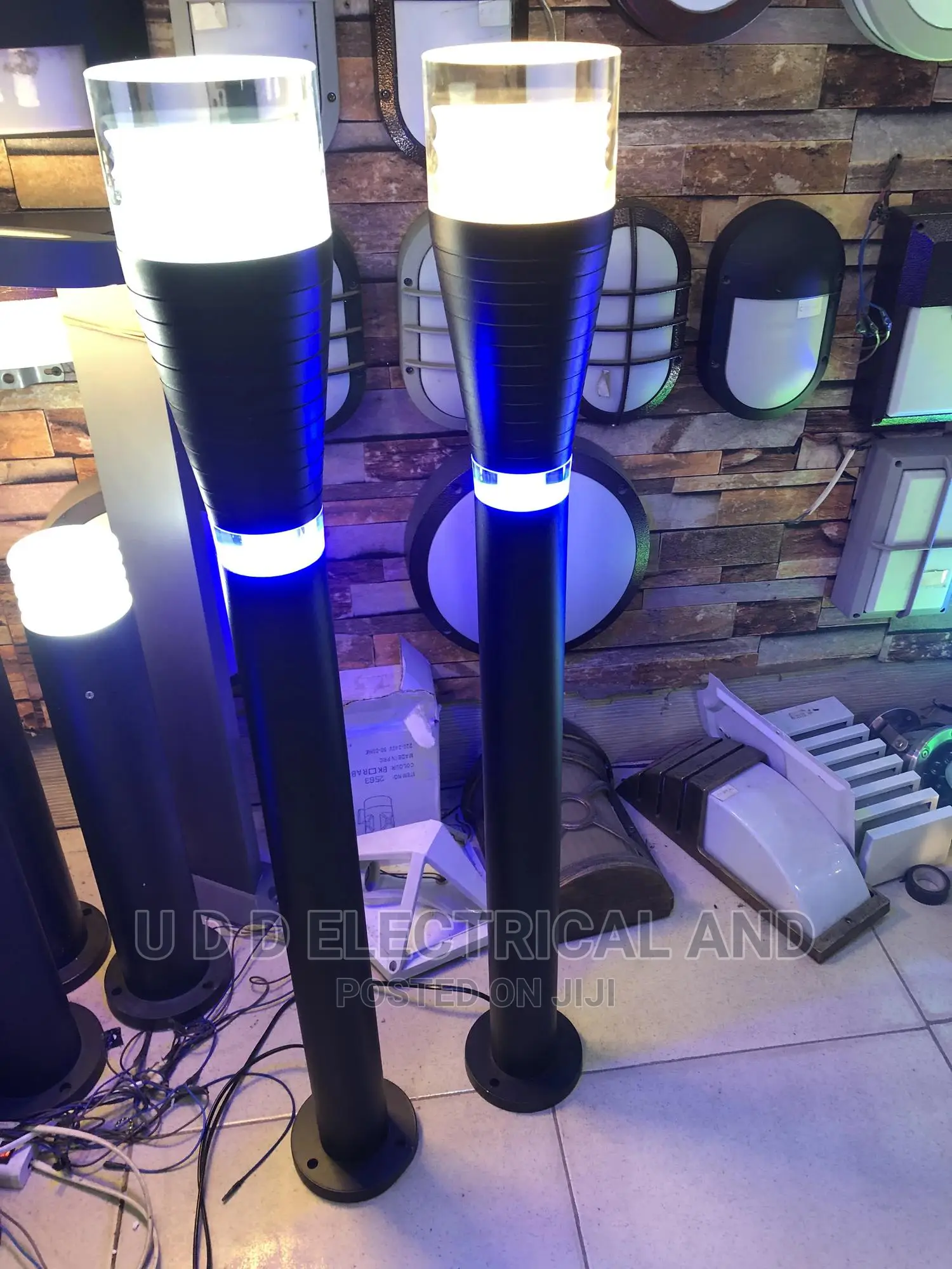 Dubai Quality Standing Outside Lights