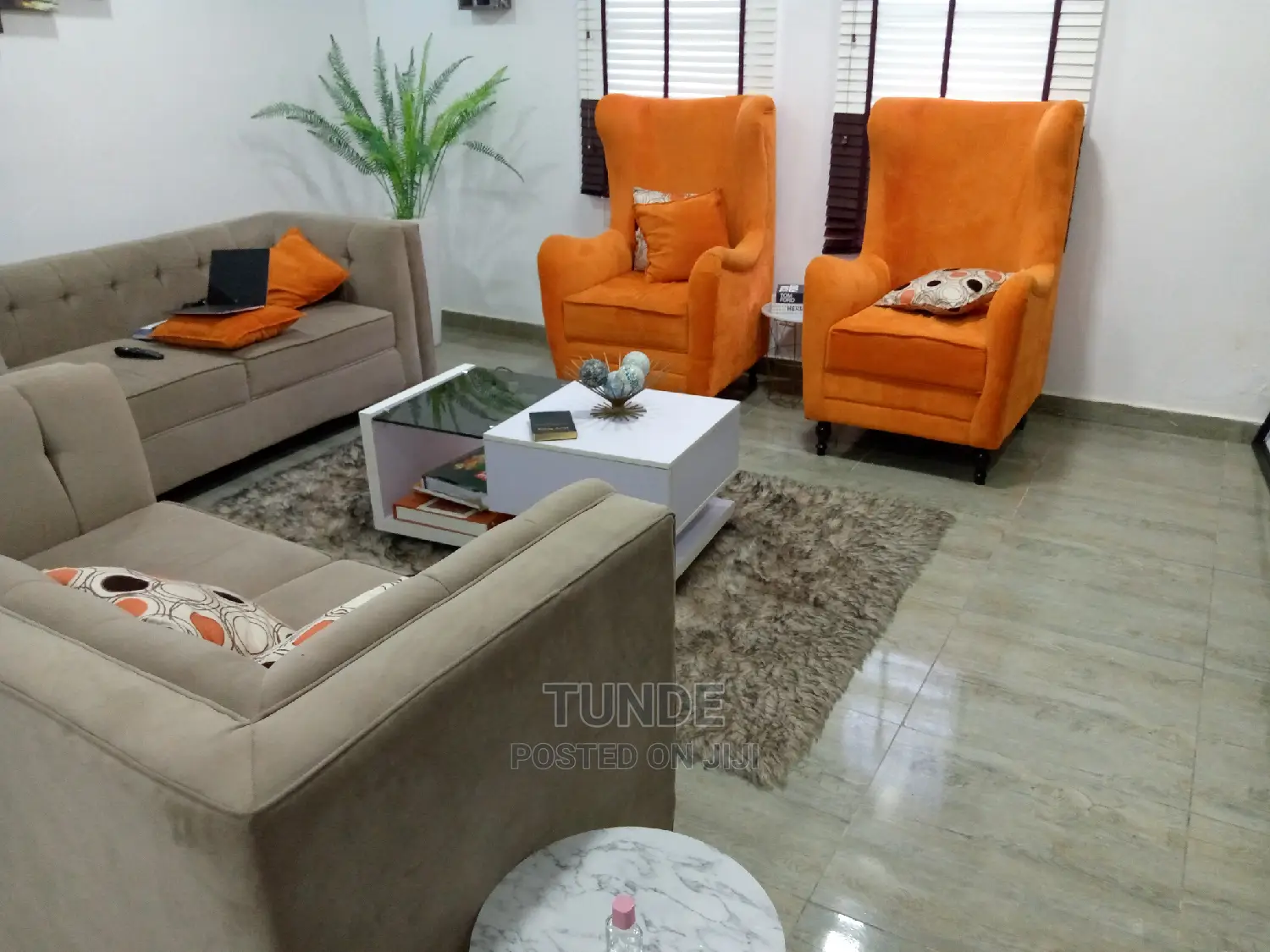 Quality Set of Sofas With Master Singles