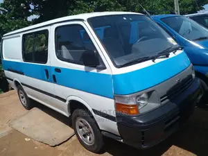 Toyota HiAce 2000 White