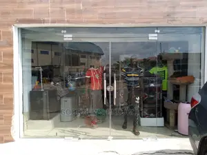 Showroom Glass With Door