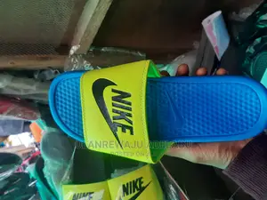 Nike Benassi Slides