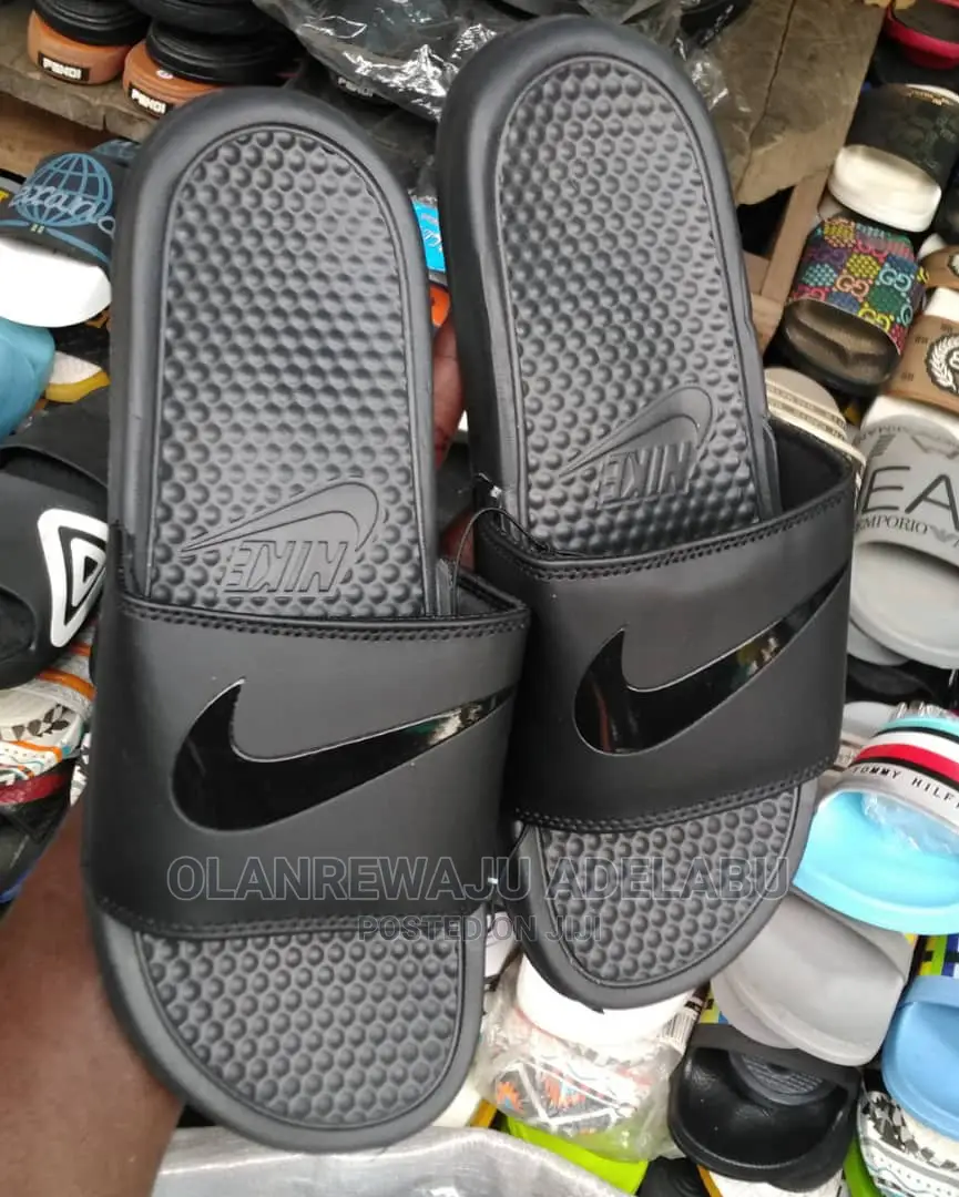 Nike Benassi Slides