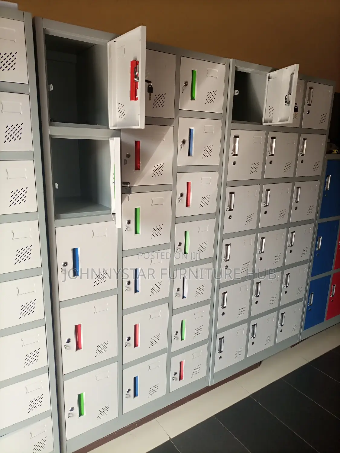 Italian Supermax 18 Doors Metal Lockers