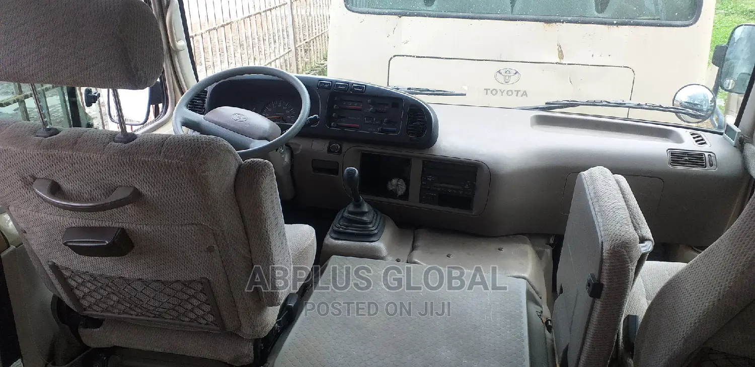 Toyota Coaster 2010