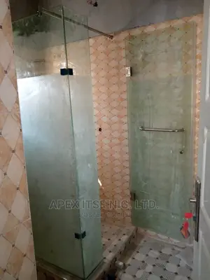 H- Shower Cubicles
