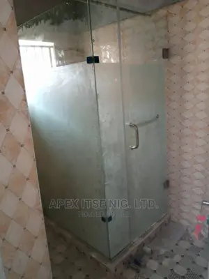 Dua Lapping Shower Cubicles.