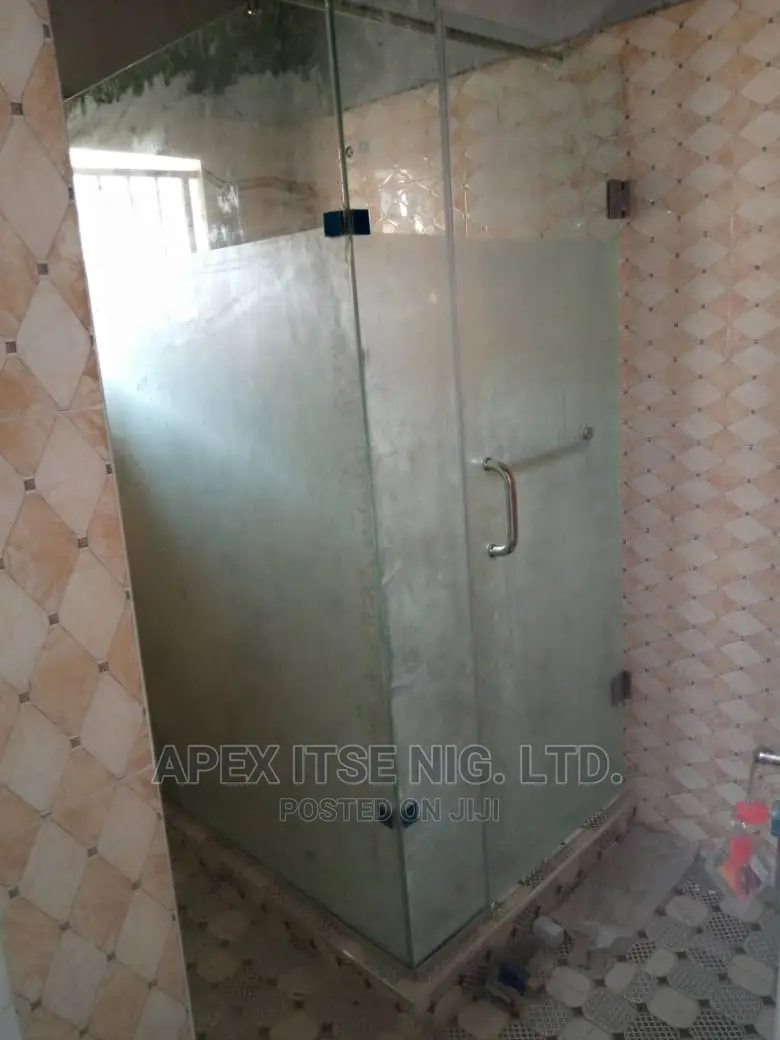 Dua Lapping Shower Cubicles.