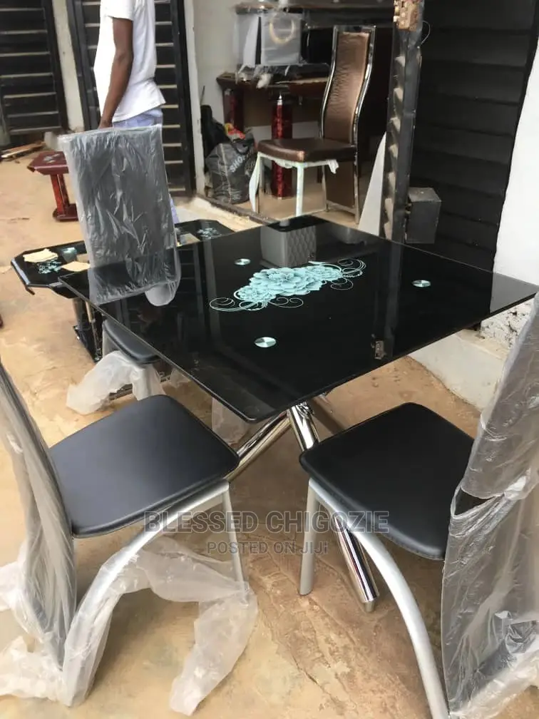 Crossing Leg Dinning With Four Chairs