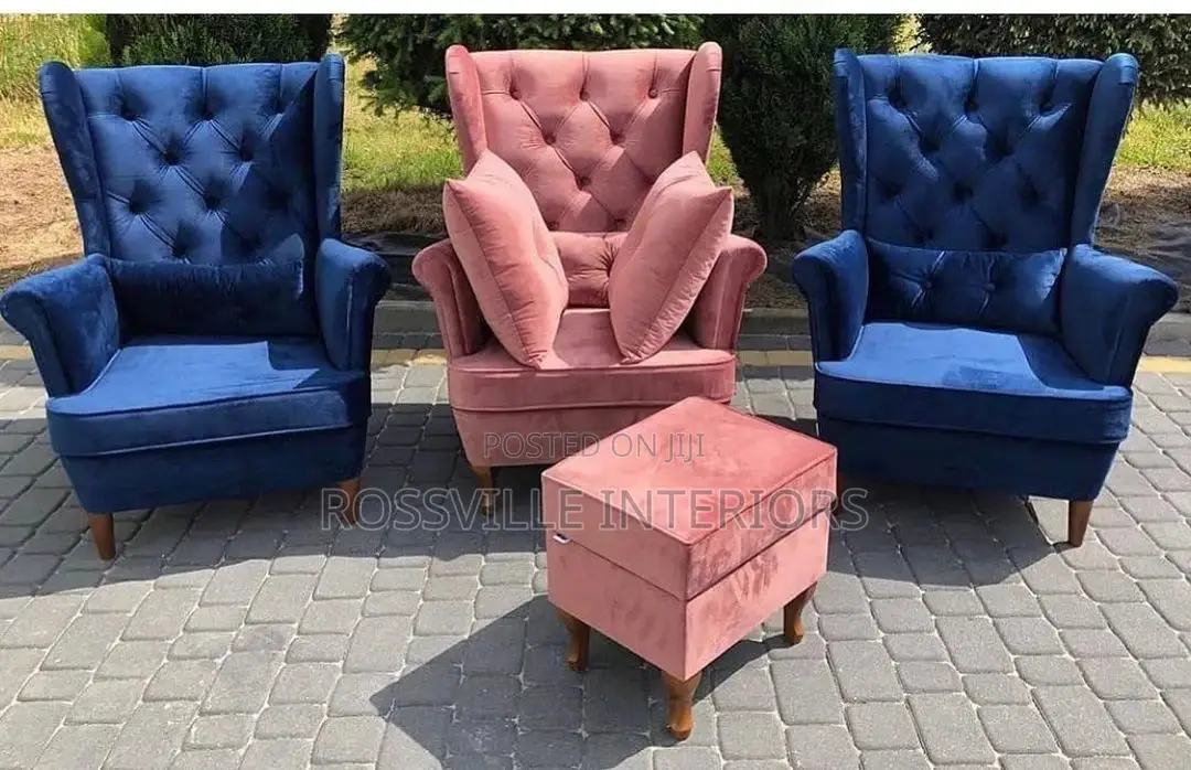 Accent Chairs/Throw Pillows / Ottomans